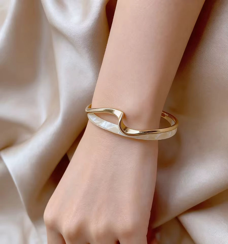 Metal and Shellfish C-Shaped Metal Bangle